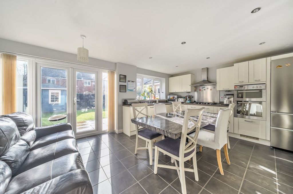 Property photo 2 of 11 140172756973773975252