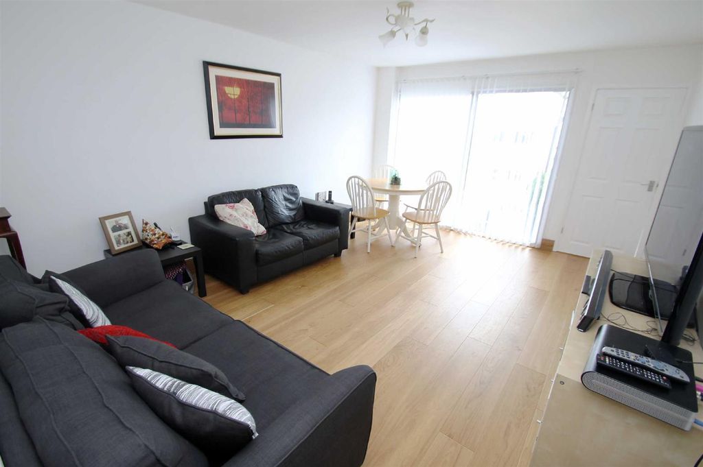 Property photo 2 of 11 128 High Street South Lounge.Jpg