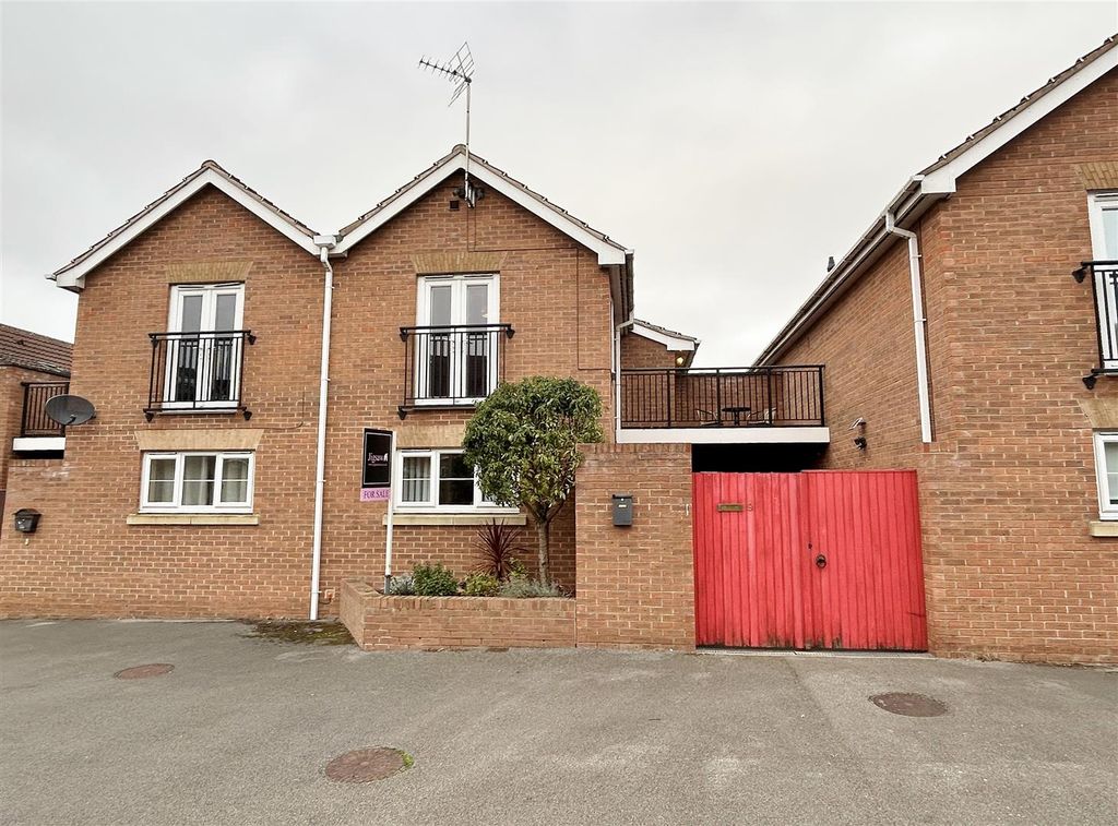 Property photo 1 of 11 Front External