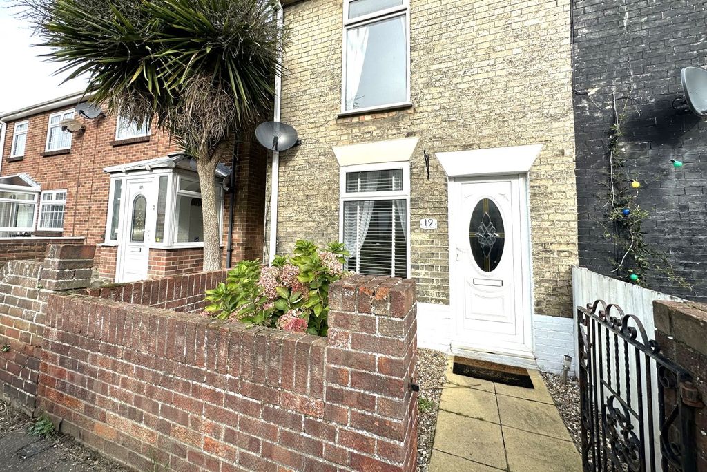 Property photo 1 of 10 Beautifully Presented 2 Bedroom Terraced For Rent