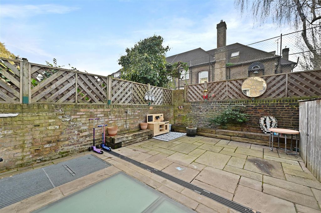 Property photo 3 of 17 Batoum Gardens - Garden3 (1).Jpg