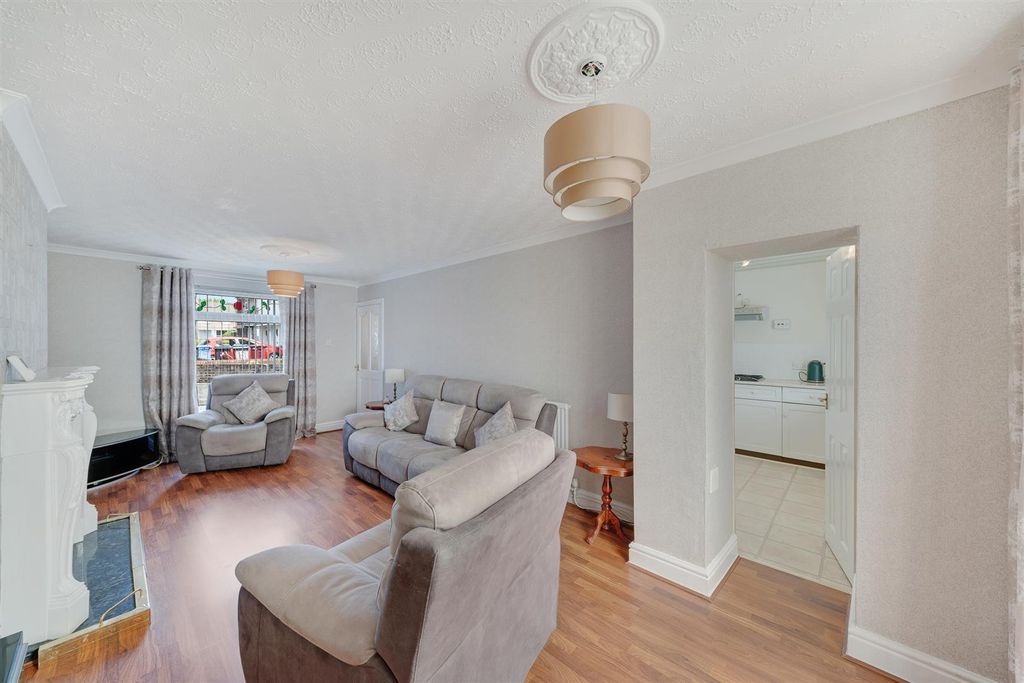 Property photo 2 of 25 11 Hurst Park Close-24.Jpg