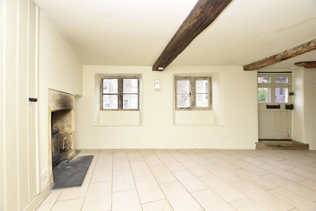 Property photo 3 of 18 Living Room