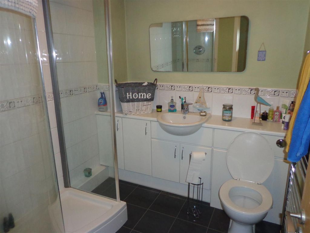 Property photo 3 of 7 Showeroom