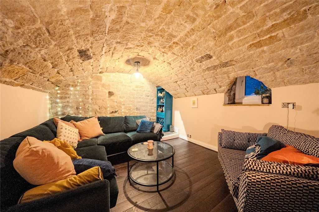 Property photo 2 of 15 Lounge