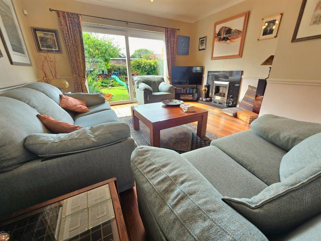 Property photo 3 of 19 Lounge