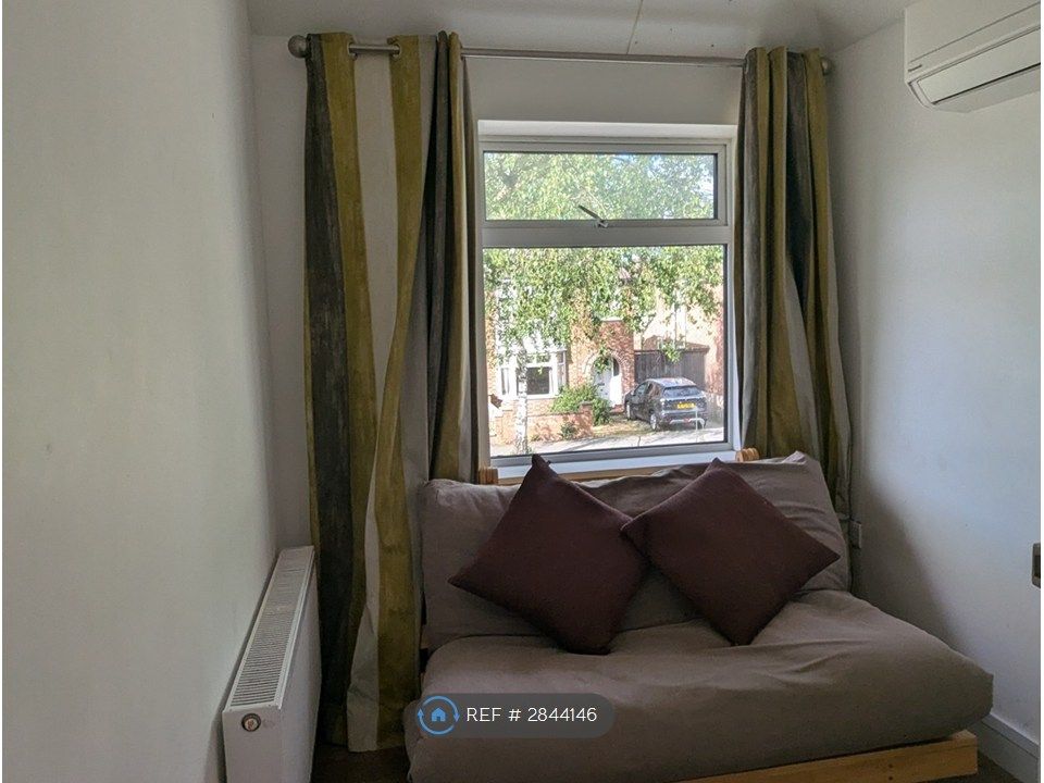 Property photo 2 of 6 Lodgers Living Room: Sofa Bed, Tv (Movies, Gaming)