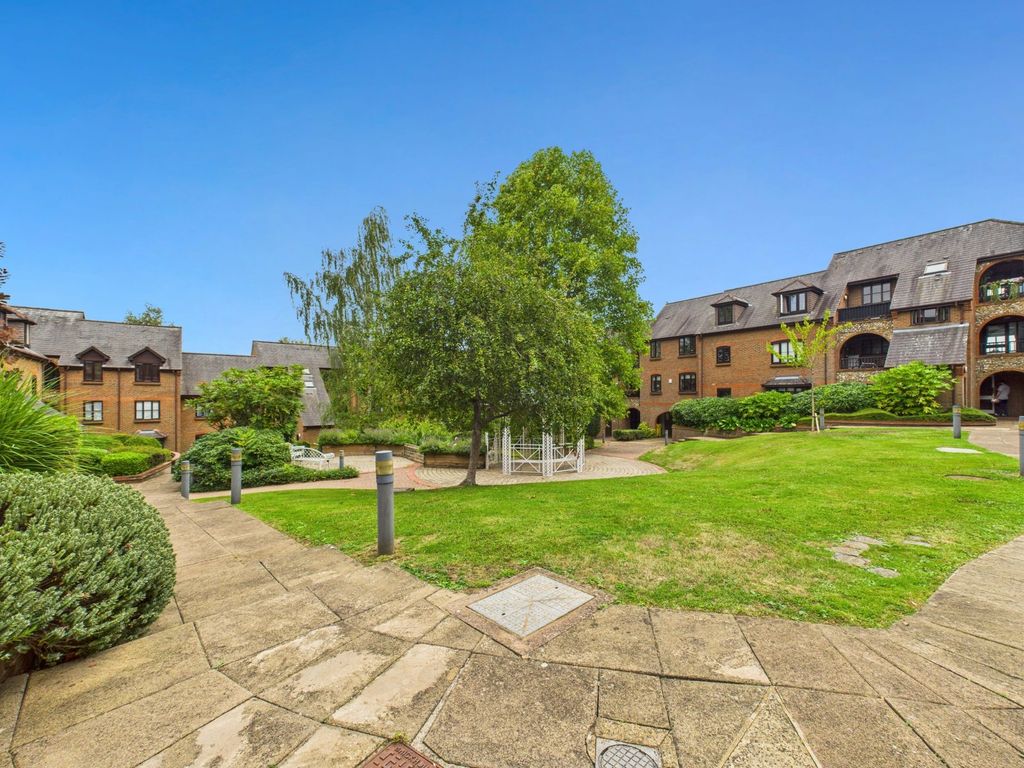 Property photo 1 of 29 Communal Gardens