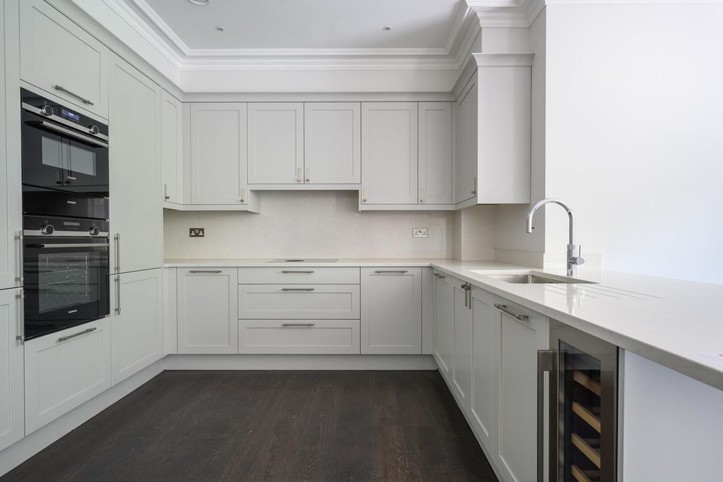 Property photo 2 of 10 Kitchen