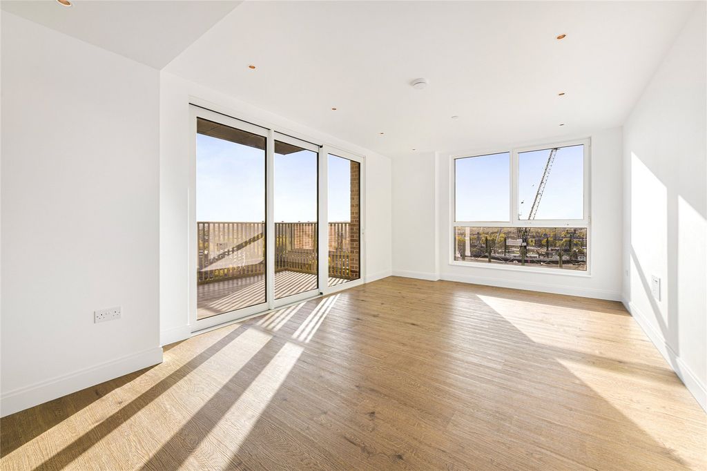 Property photo 2 of 18 Gasholder Place