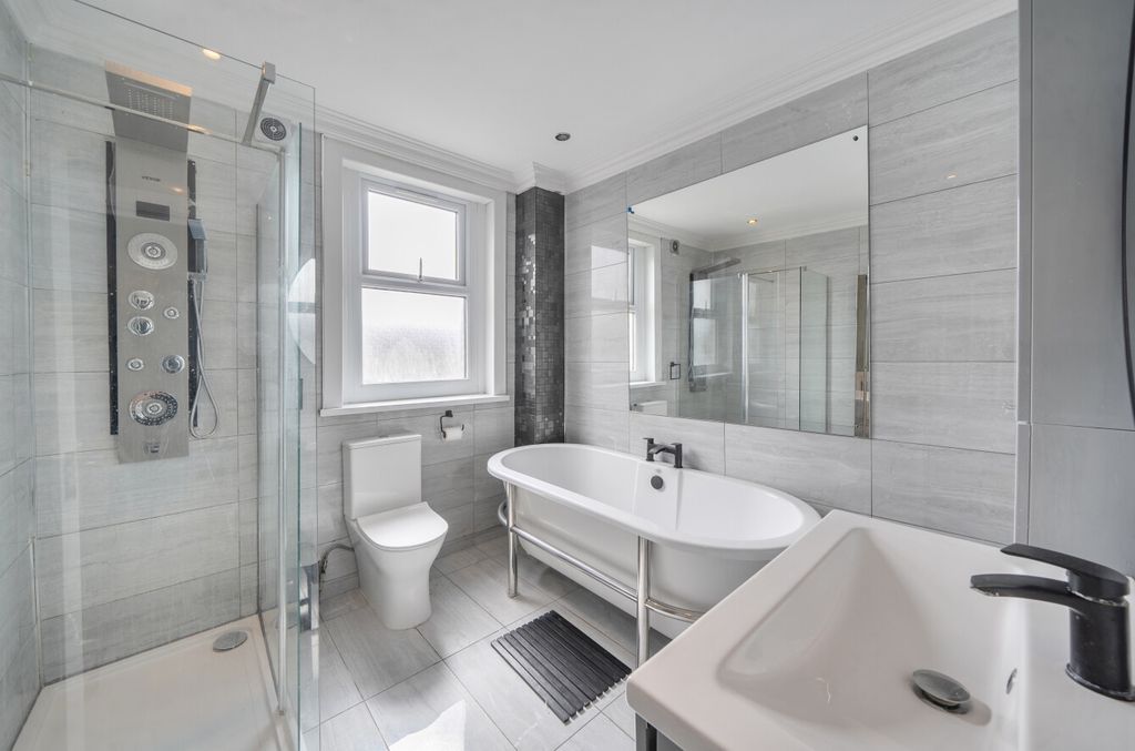Property photo 3 of 10 Bathroom