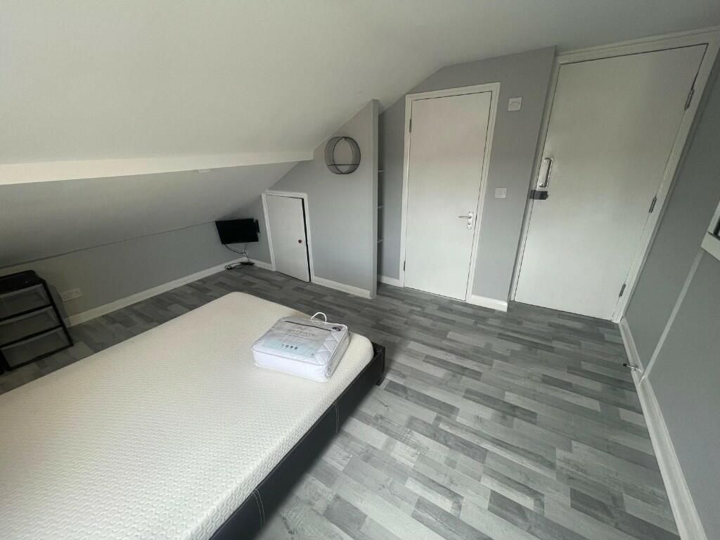 Property photo 2 of 5 Bedroom