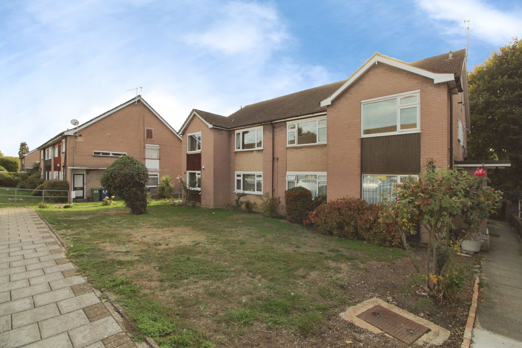 Property photo 1 of 18 Three Bedroom 1st Floor Maisonette To Rent