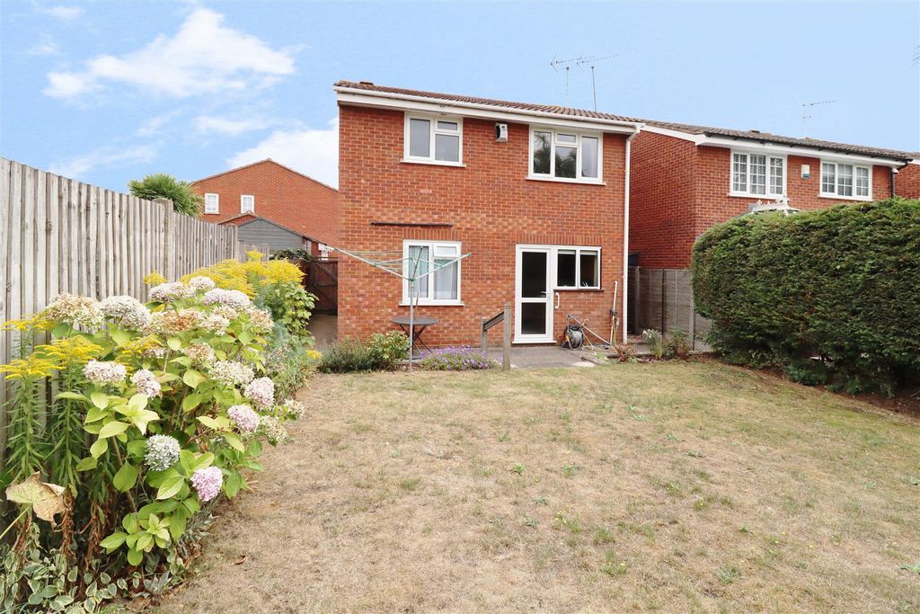 Property photo 2 of 12 Garden