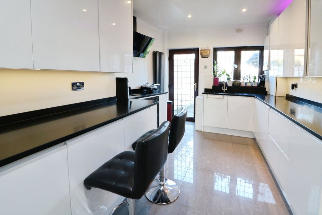 Property photo 1 of 33 Picture No. 18