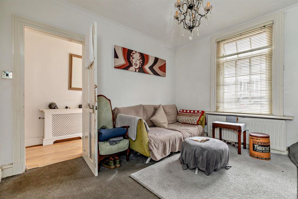 Property photo 3 of 10 8657421-Interior10-800.Jpg