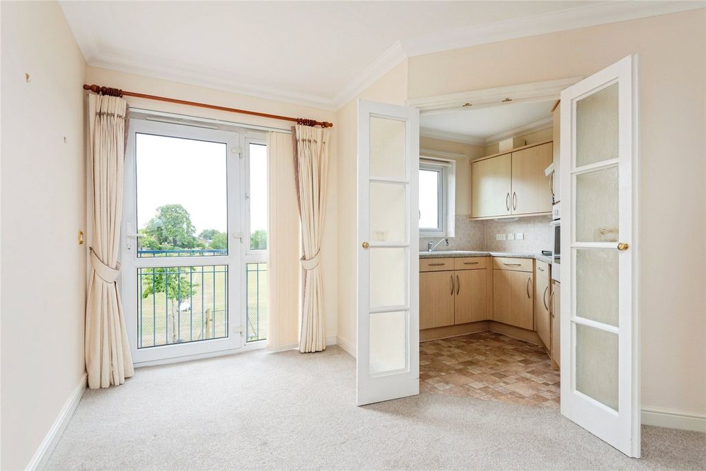 Property photo 3 of 11 Lounge