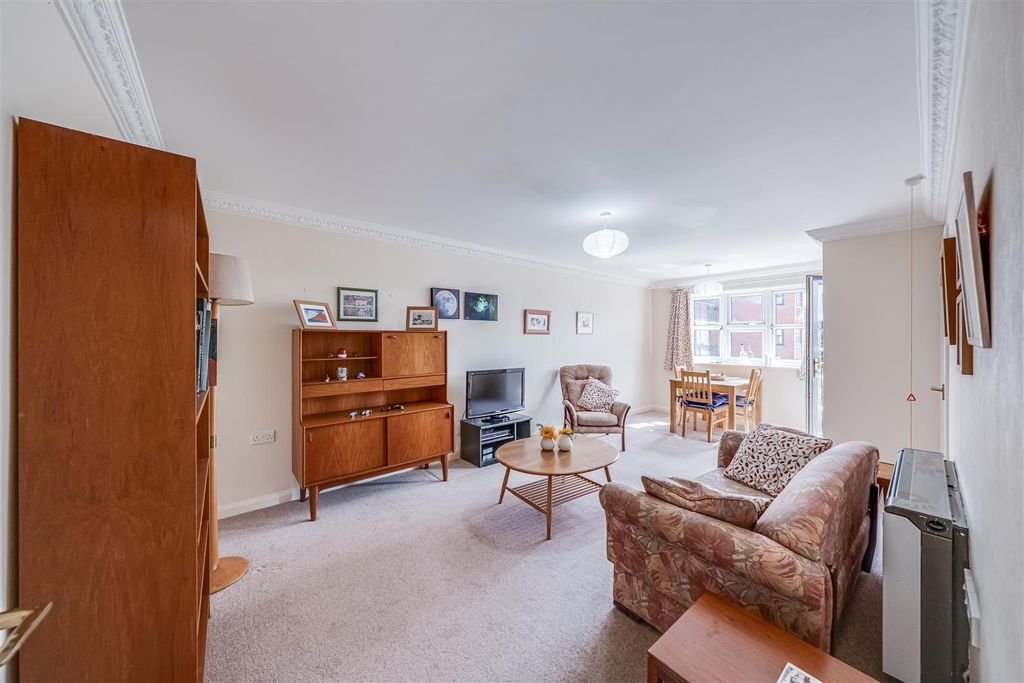 Property photo 3 of 15 Lounge