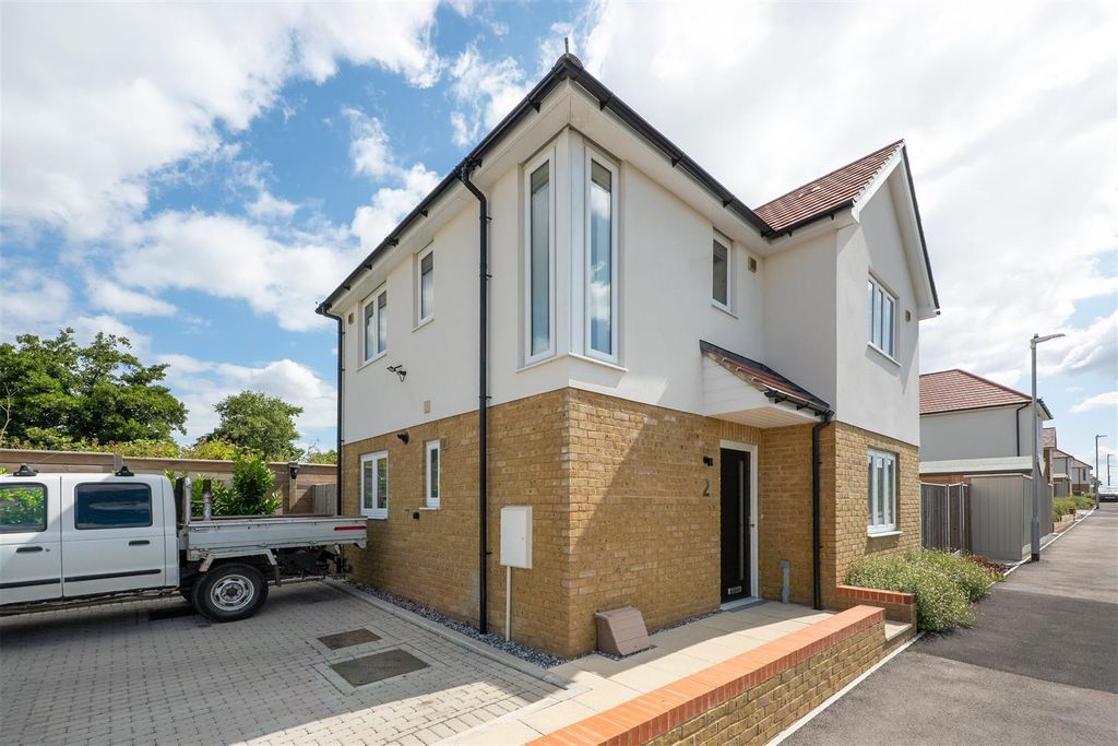 Property photo 1 of 17 Lower Road, Teynham