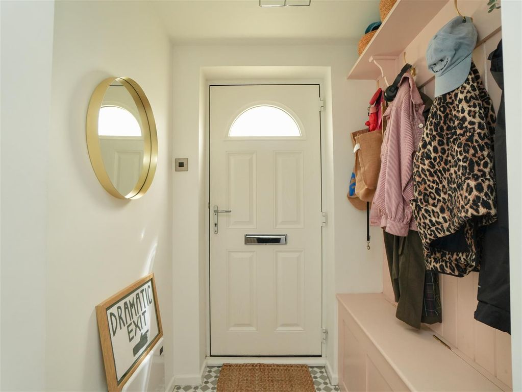 Property photo 2 of 17 Entrance Hall