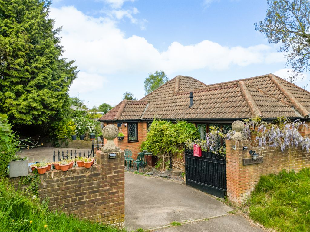 Property photo 1 of 19 Bell Lane, Berkhamsted