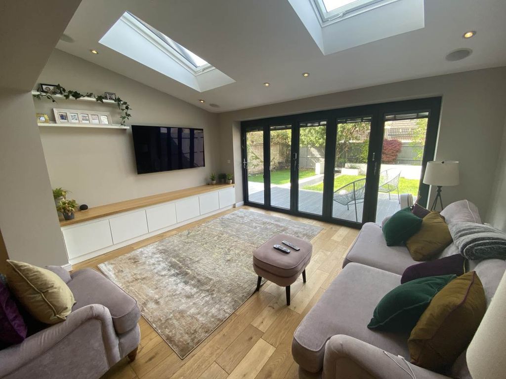 Property photo 1 of 18 Lounge 1