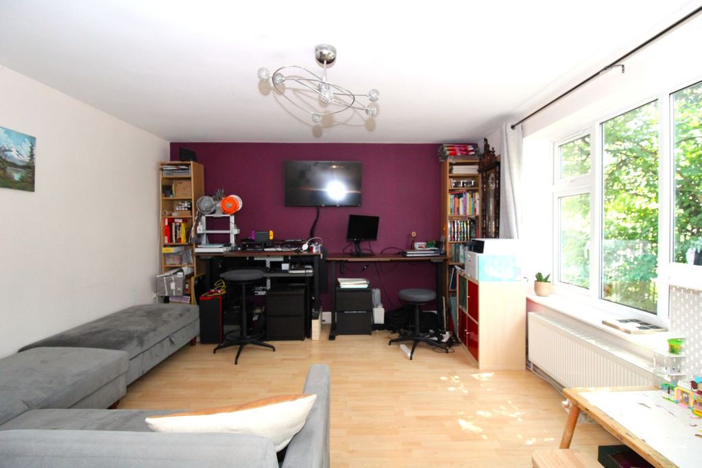 Property photo 2 of 17 Lounge