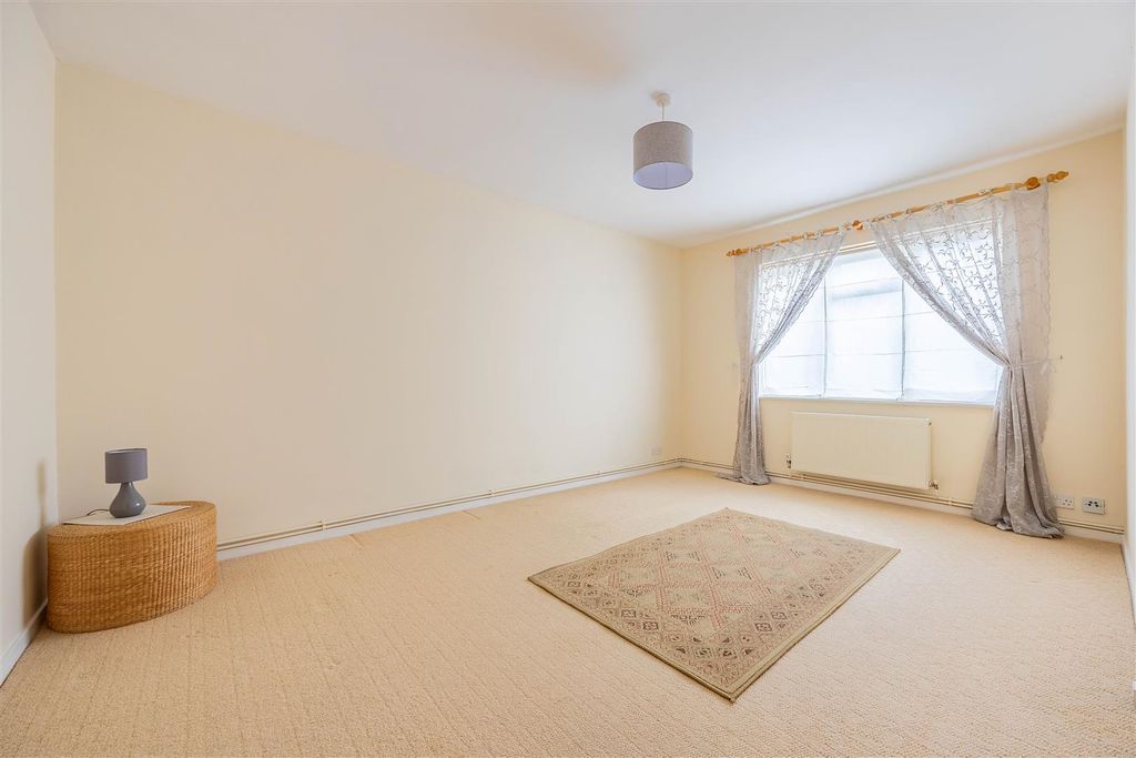 Property photo 3 of 15 Lounge