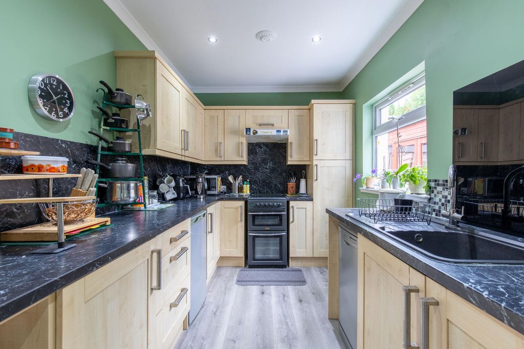 Property photo 3 of 19 Kitchen