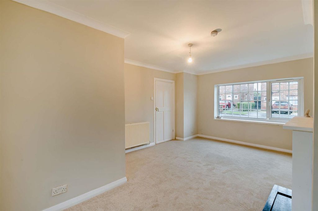 Property photo 2 of 11 8676597-Interior02-800.Jpg