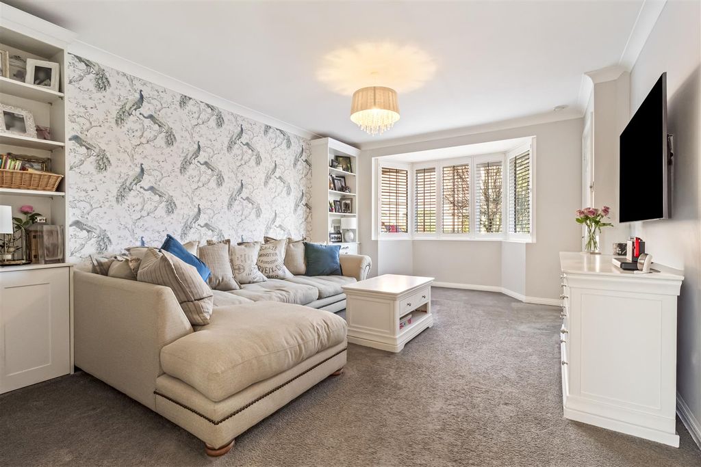 Property photo 2 of 23 Cowdray Close, 3-011.Jpg