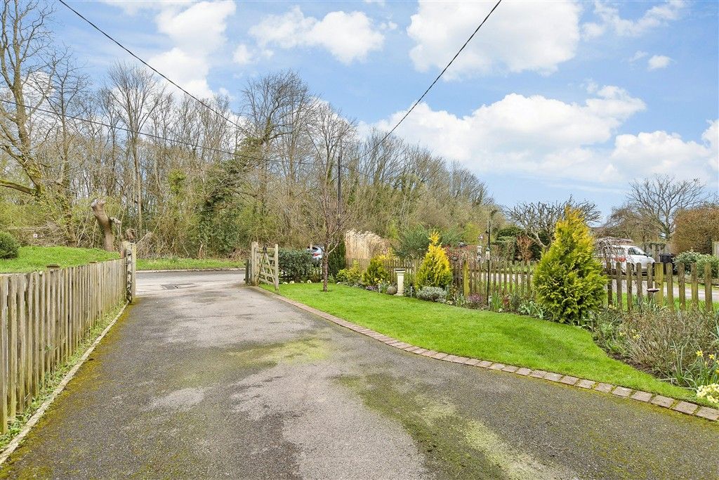 Property photo 2 of 20 Driveway/Parking