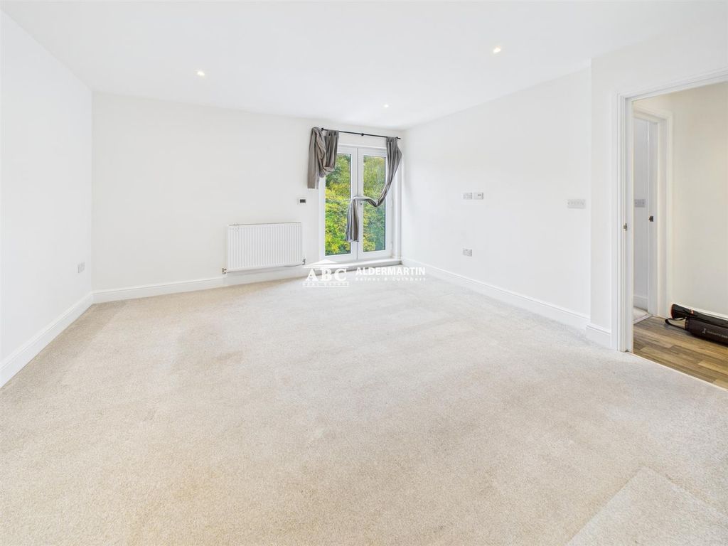 Property photo 3 of 8 Cam03827G0-Pr0100-Still008.Jpg