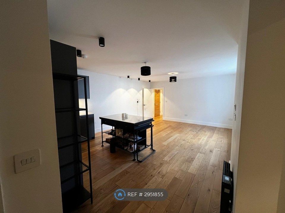 Property photo 3 of 13 Living Room / Kitcen