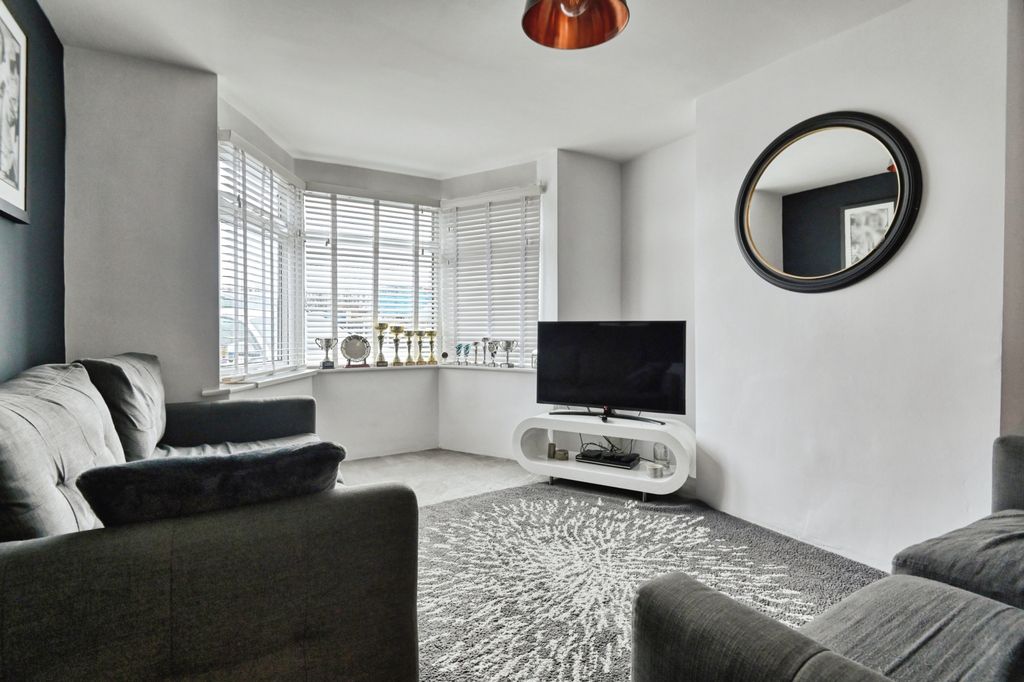 Property photo 2 of 16 Lounge