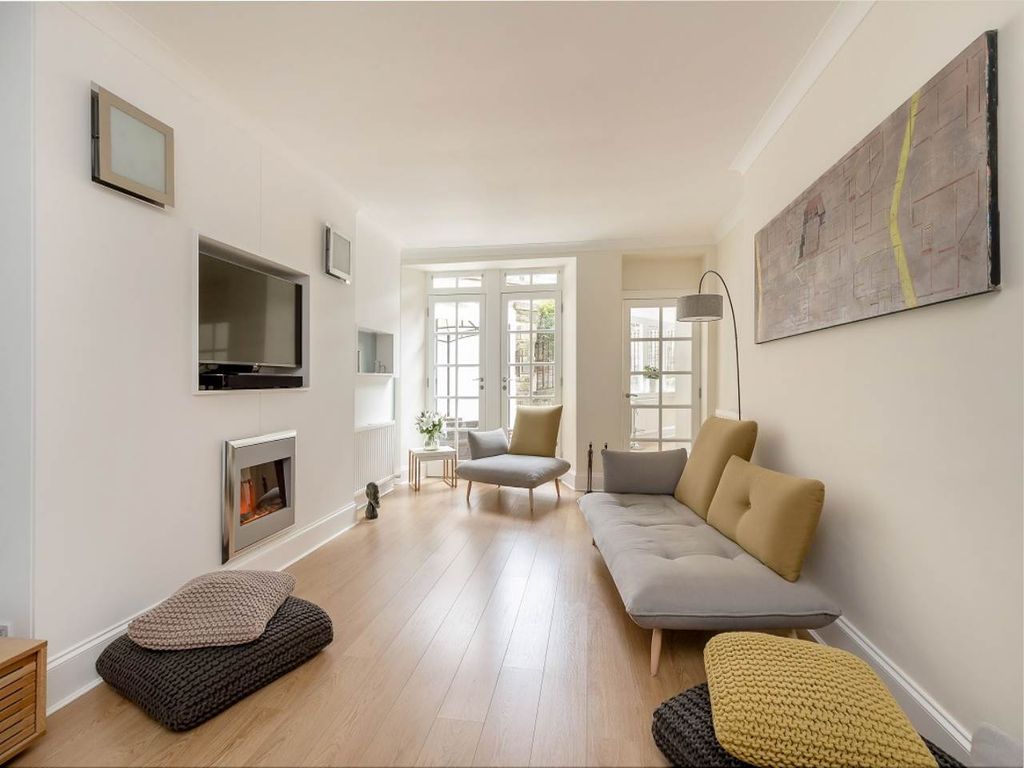 Property photo 3 of 14 Living 1