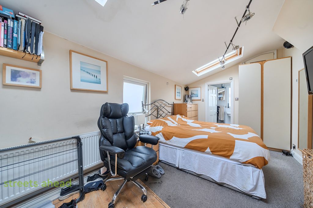 Property photo 3 of 18 171A682B-0B14-4B7...
