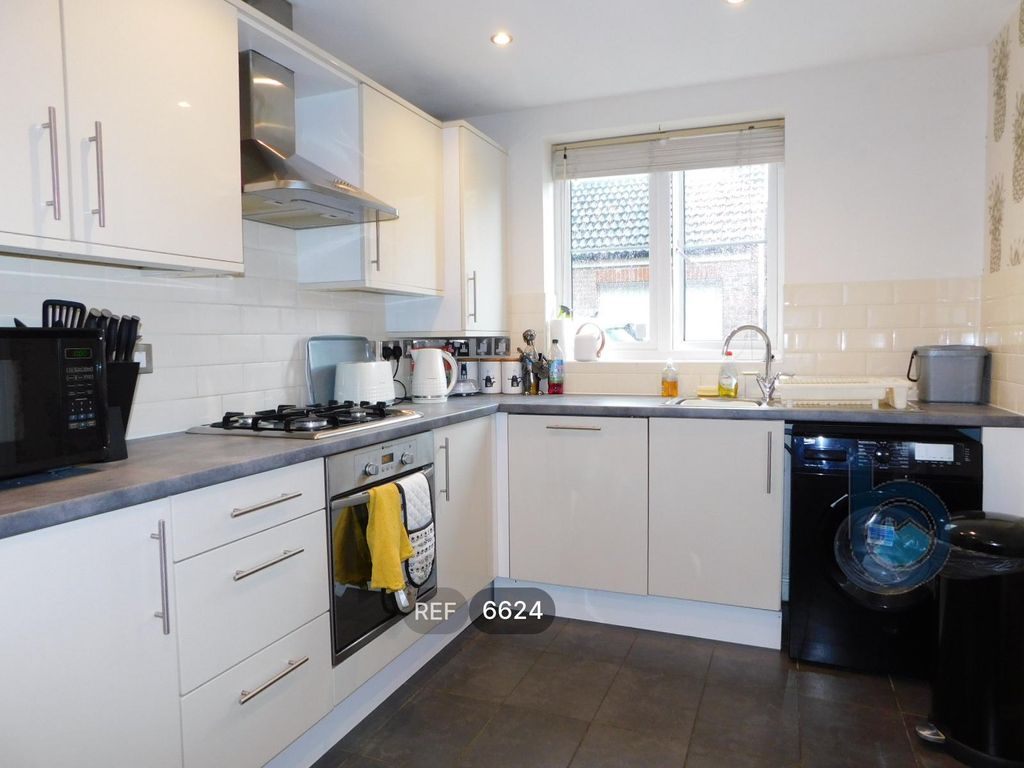 Property photo 2 of 19 Kitchen