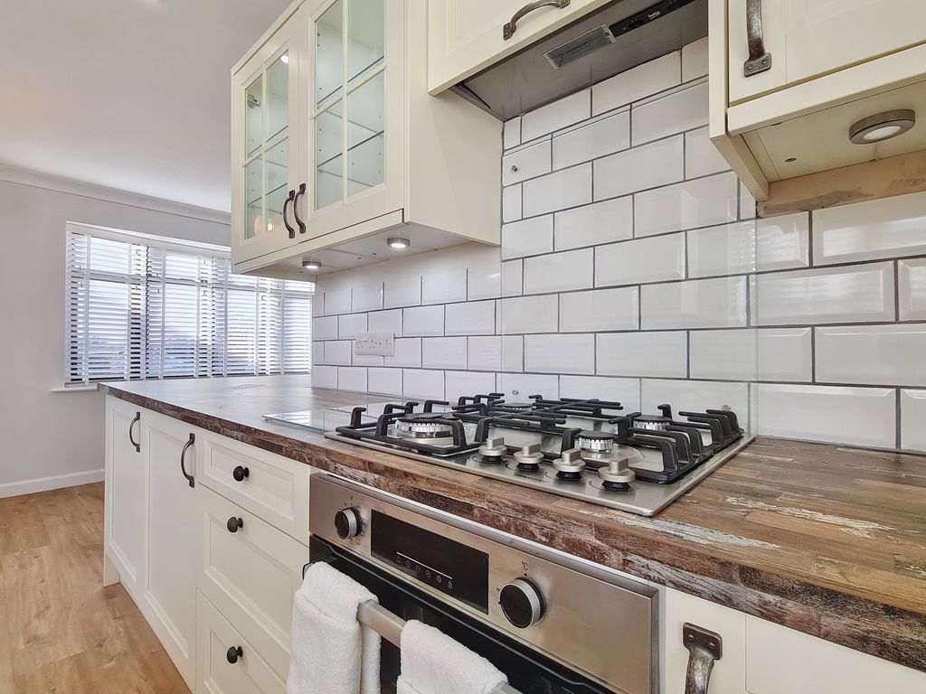 Property photo 3 of 20 Kitchen