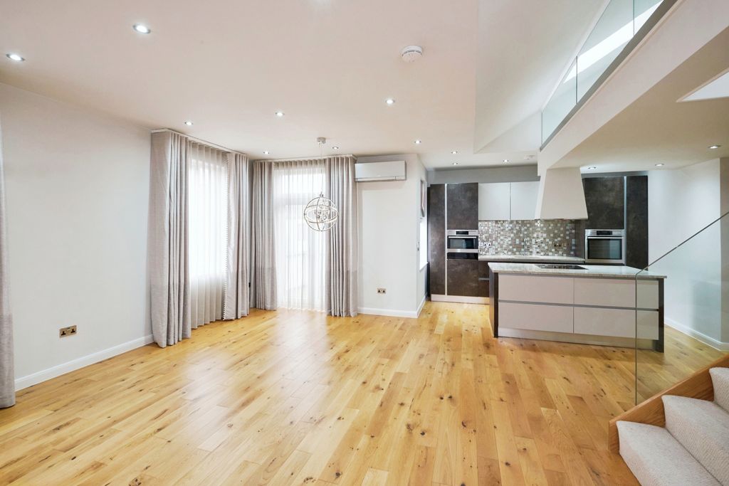 Property photo 1 of 20 884Carolinest-4220