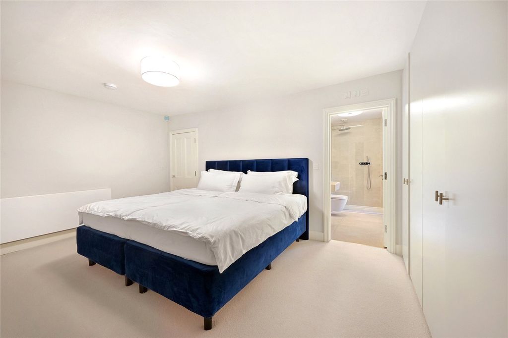 Property photo 3 of 9 Bedroom