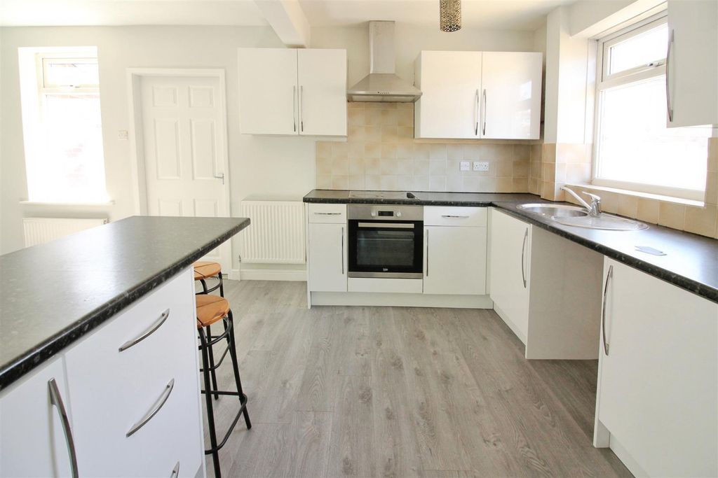Property photo 3 of 14 Kitchen/Dining