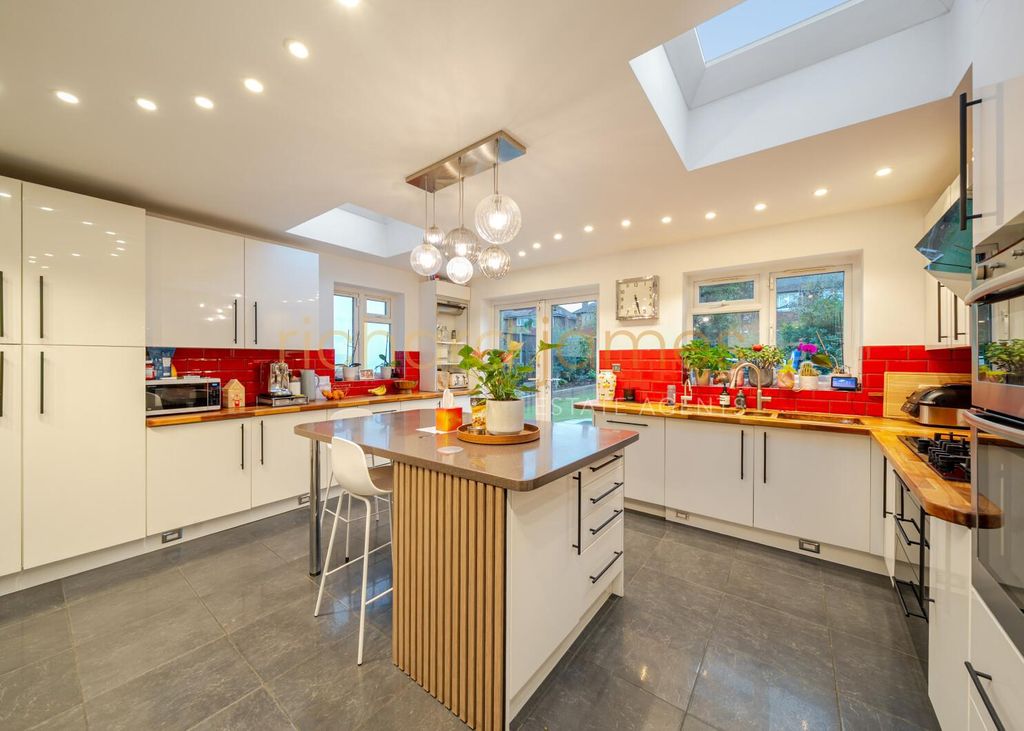 Property photo 3 of 23 6697Cff1-0A06-4F4c-9E4F-A98824A74F46.Jpg