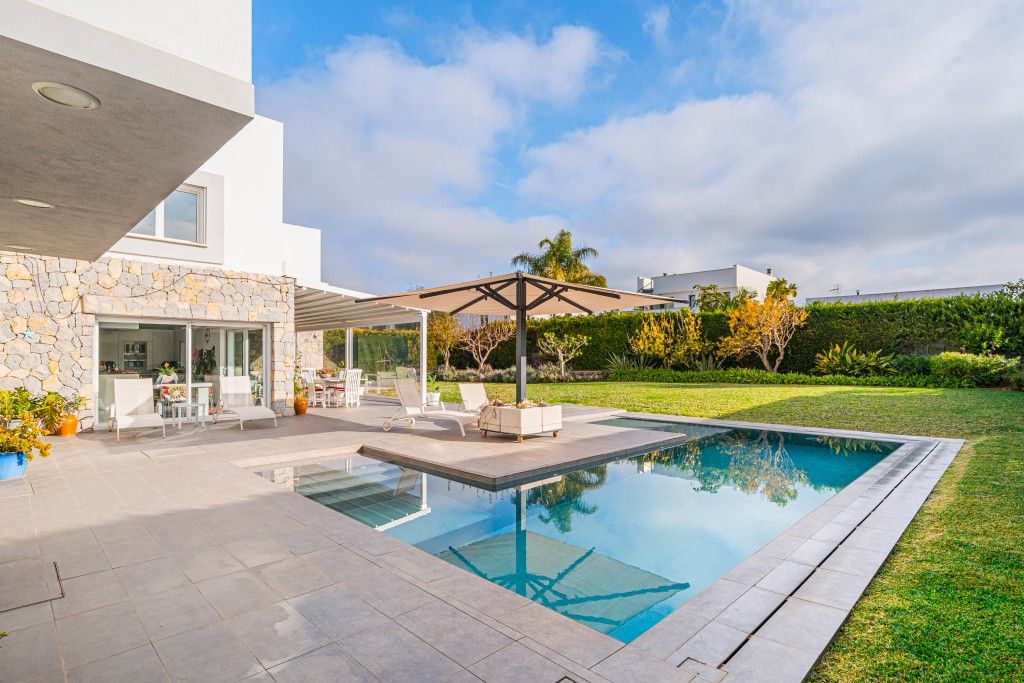 Property photo 3 of 20 Swimming Pool (2)