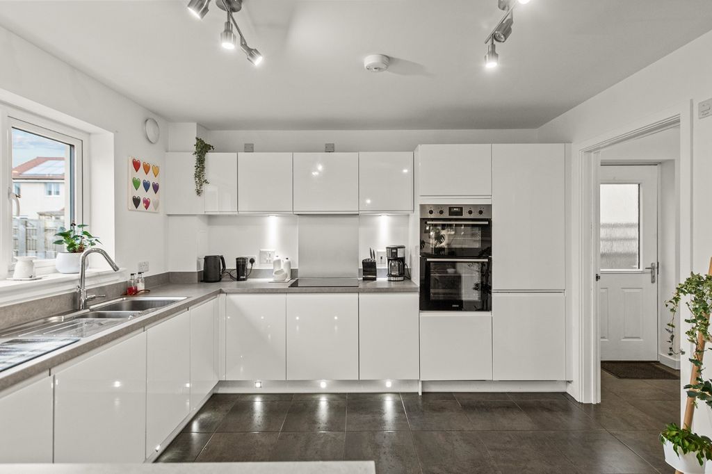 Property photo 3 of 46 4724085