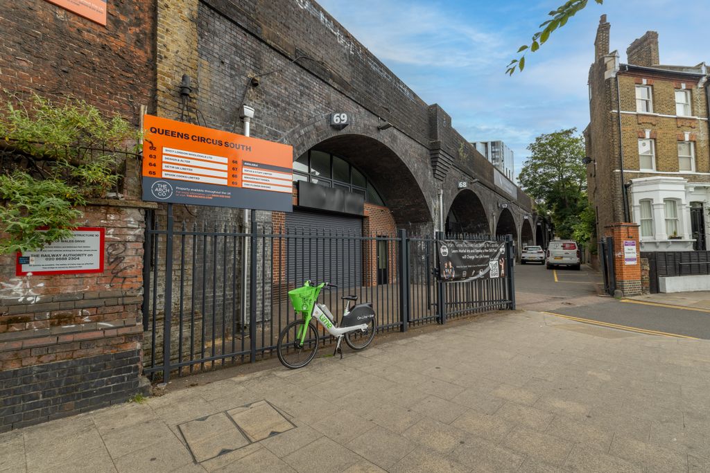 Property photo 1 of 6 Prominently Located On Queens Circus