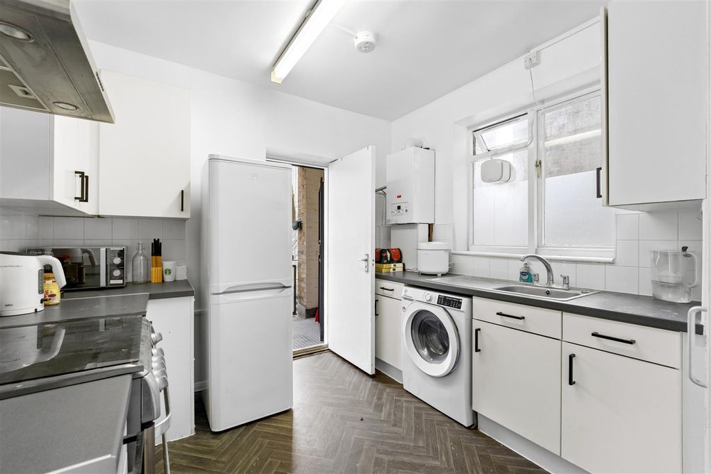 Property photo 3 of 17 Kitchen