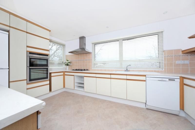 Property photo 3 of 11 Kitchen