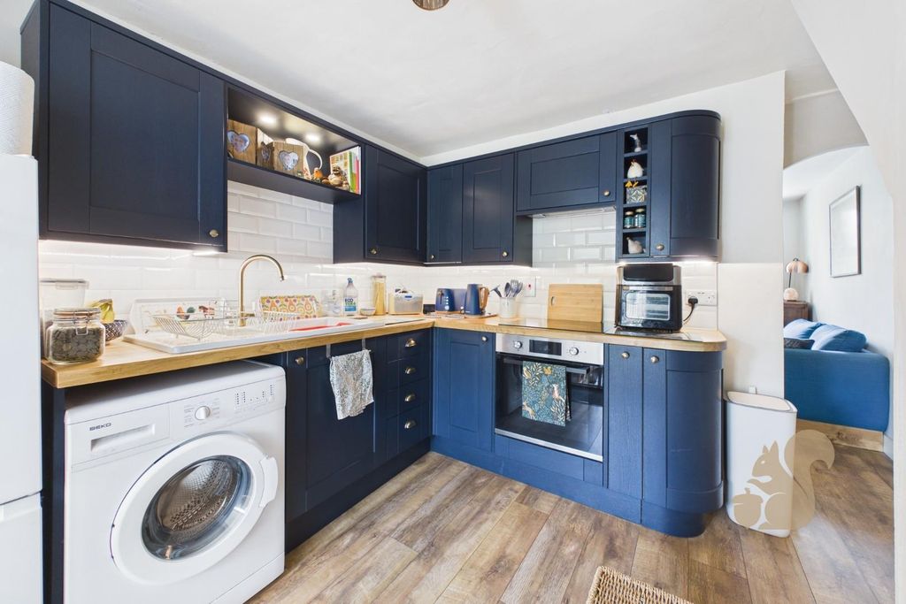 Property photo 2 of 11 Kitchen