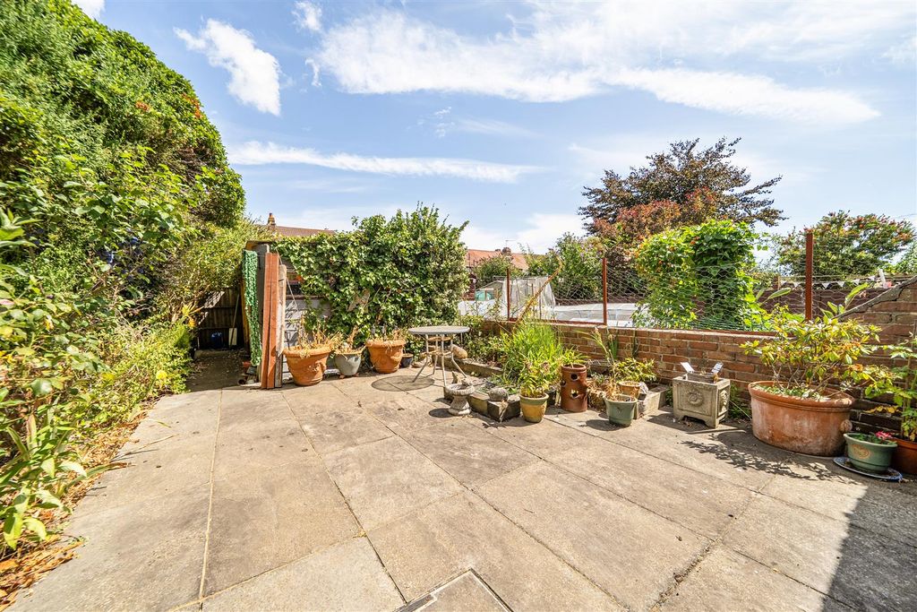 Property photo 3 of 12 Garden